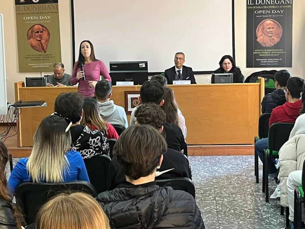 Crotone - Gli studenti del Donegani a lezione di legalità con il magistrato Angiuli - 