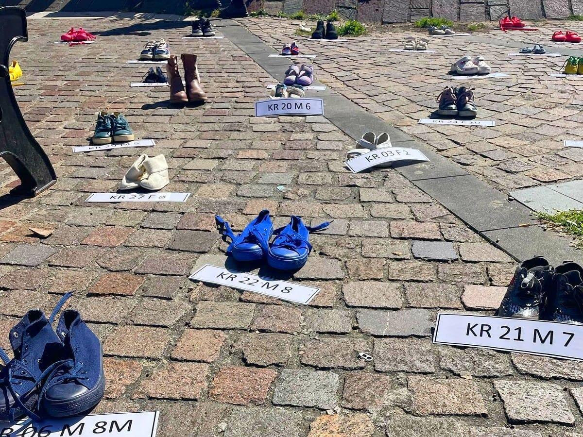 Crotone - Una distesa di 35 scarpe di bambini e bambine che hanno perso la vita a Steccato - 