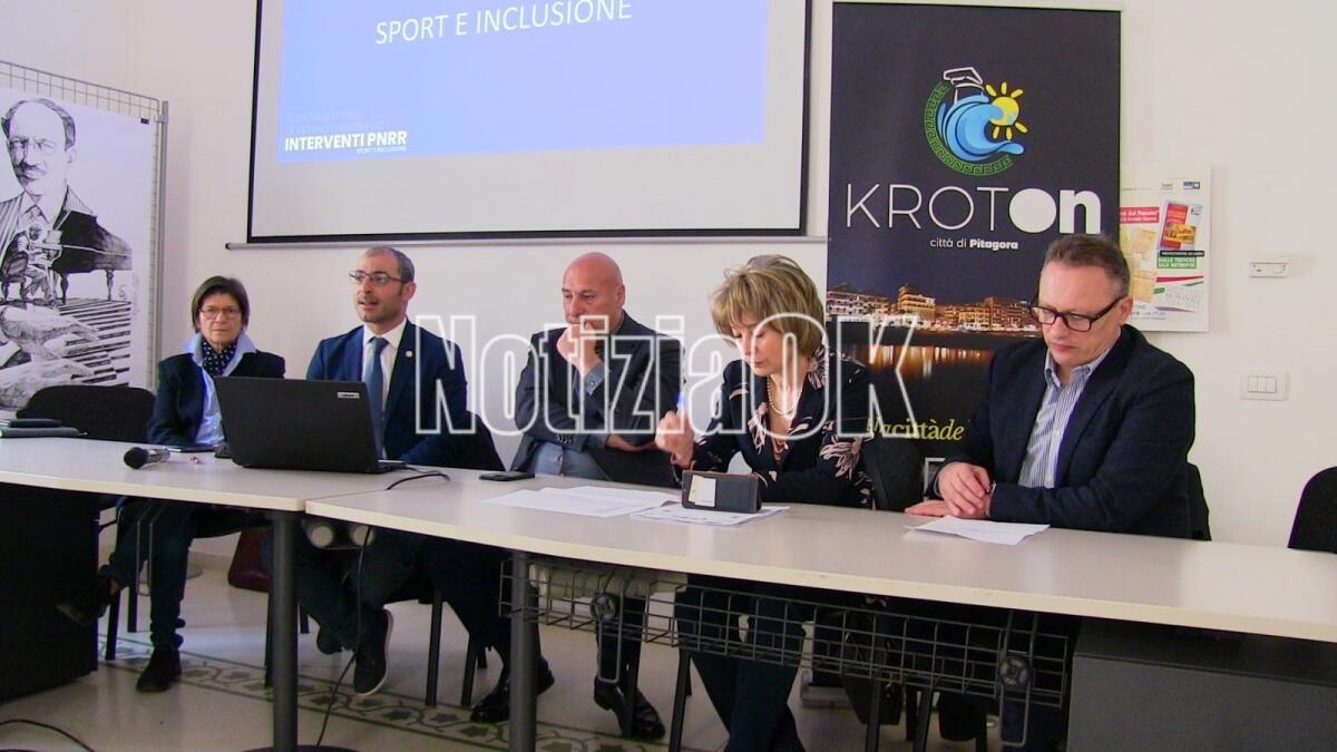 Crotone - Due nuovi impianti sportivi in città con i fondi PNRR - Da sinistra: Pellegrino, Bossi, Voce, Caroli, Zampaglione