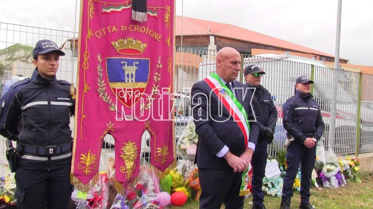 Crotone, una bacheca del ricordo delle vittime del naufragio: benemerenza ufficiale da parte del Comune - 