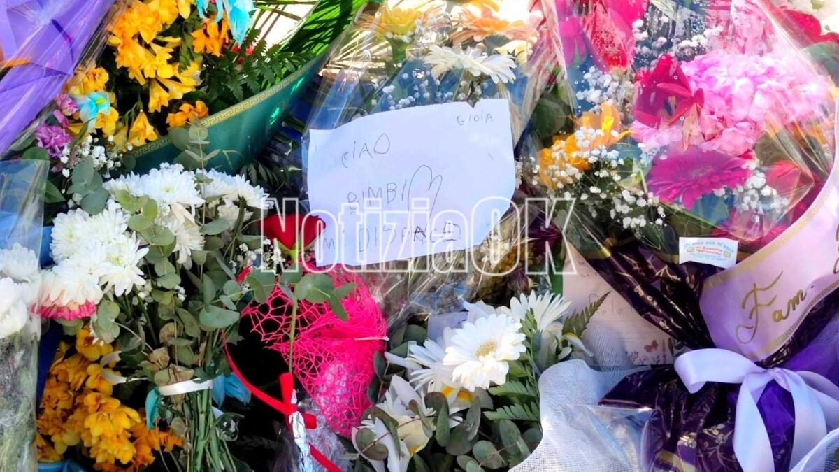 Naufragio di migranti: messaggi e giocattoli per le giovani vite spezzate - 