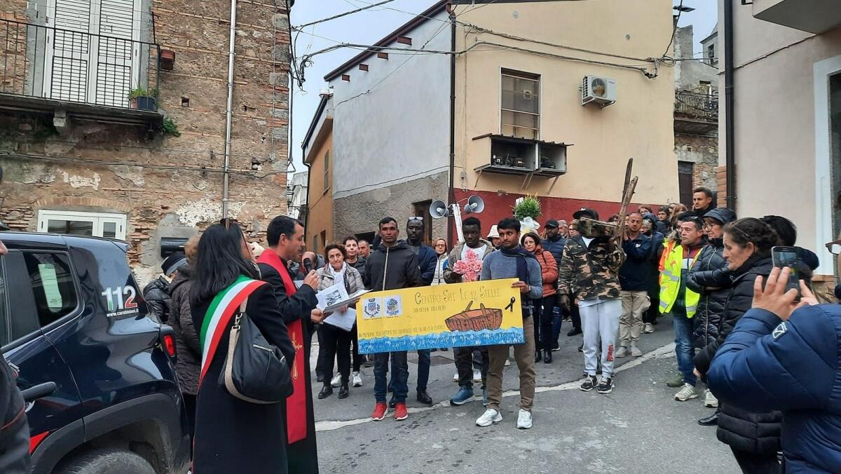 San Nicola dell'Alto, la croce dei migranti nella preghiera della comunità - 