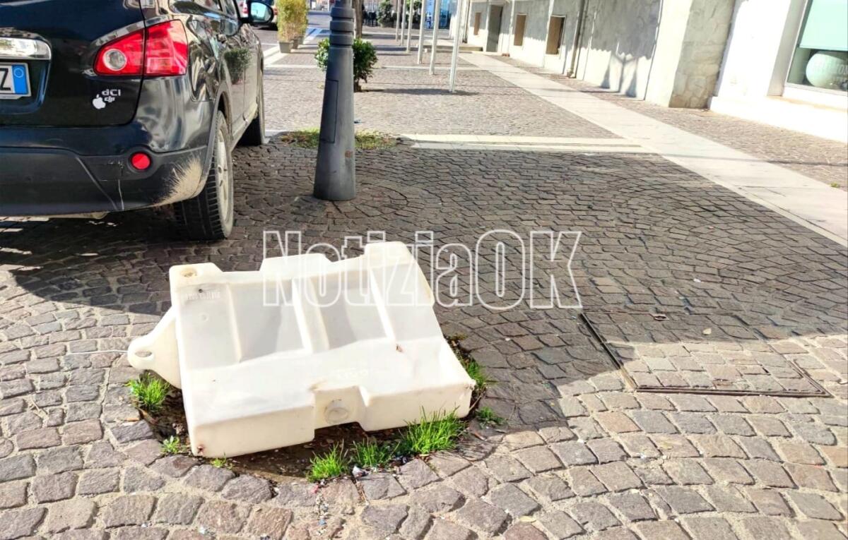 Crotone - Quartieri: sul lungomare new jersey abbandonati - 