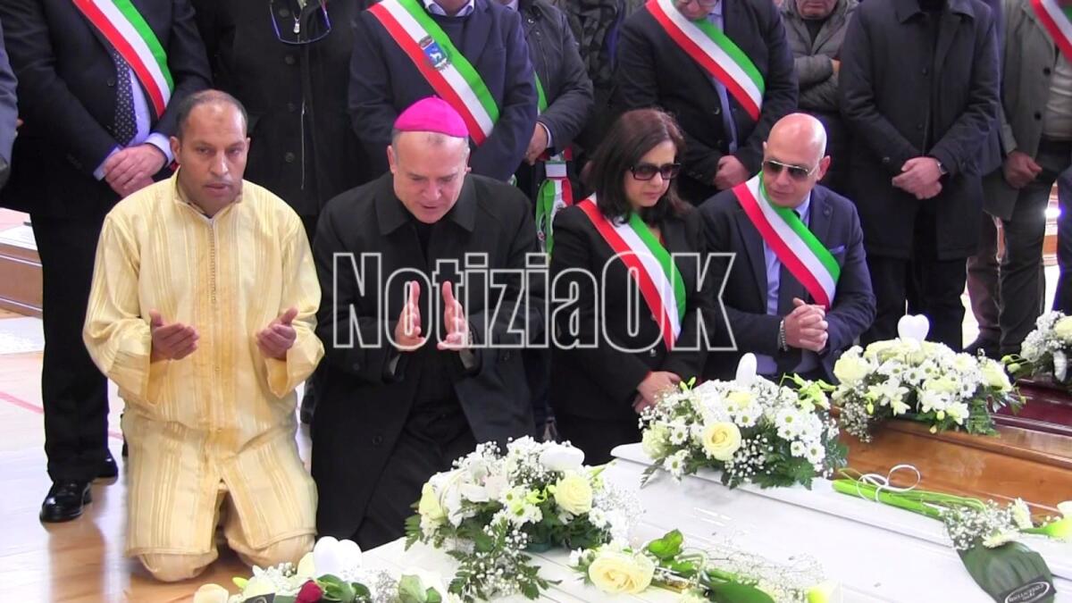 Crotone in ginocchio davanti le bare bianche: l'Imam e l'Arcivescovo pregano insieme - 