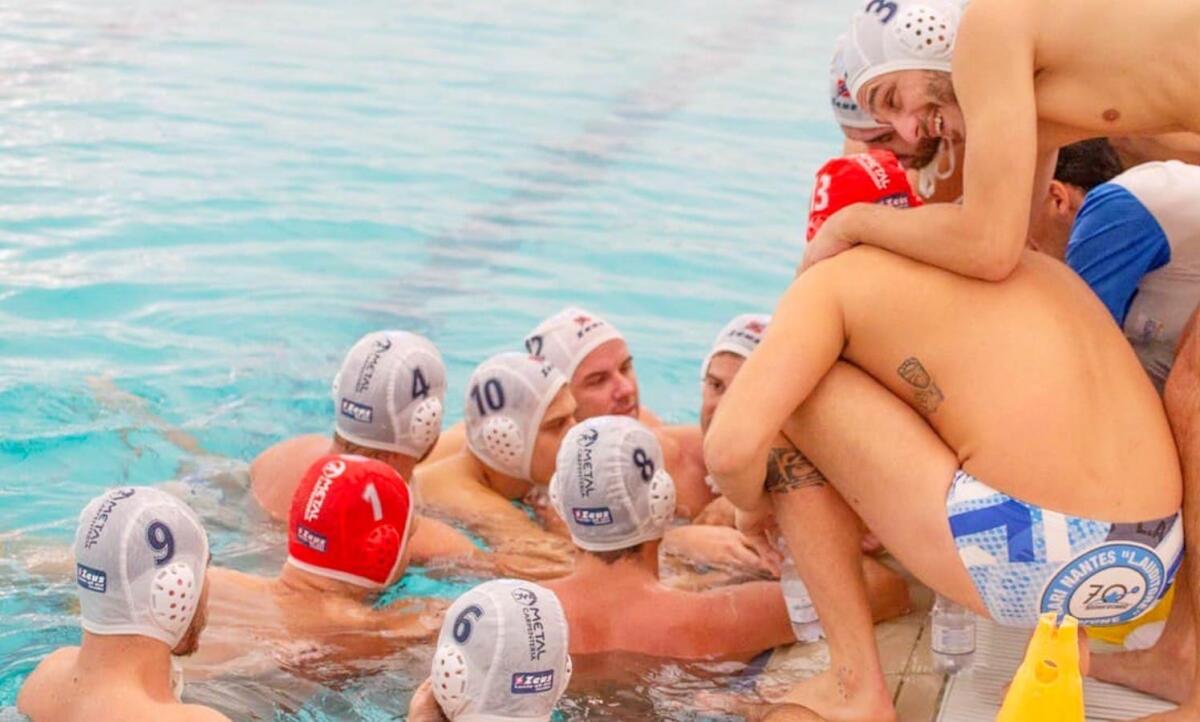 Pallanuoto - La Rari Nantes Crotone issa la bandiera della vittoria anche a Napoli - 