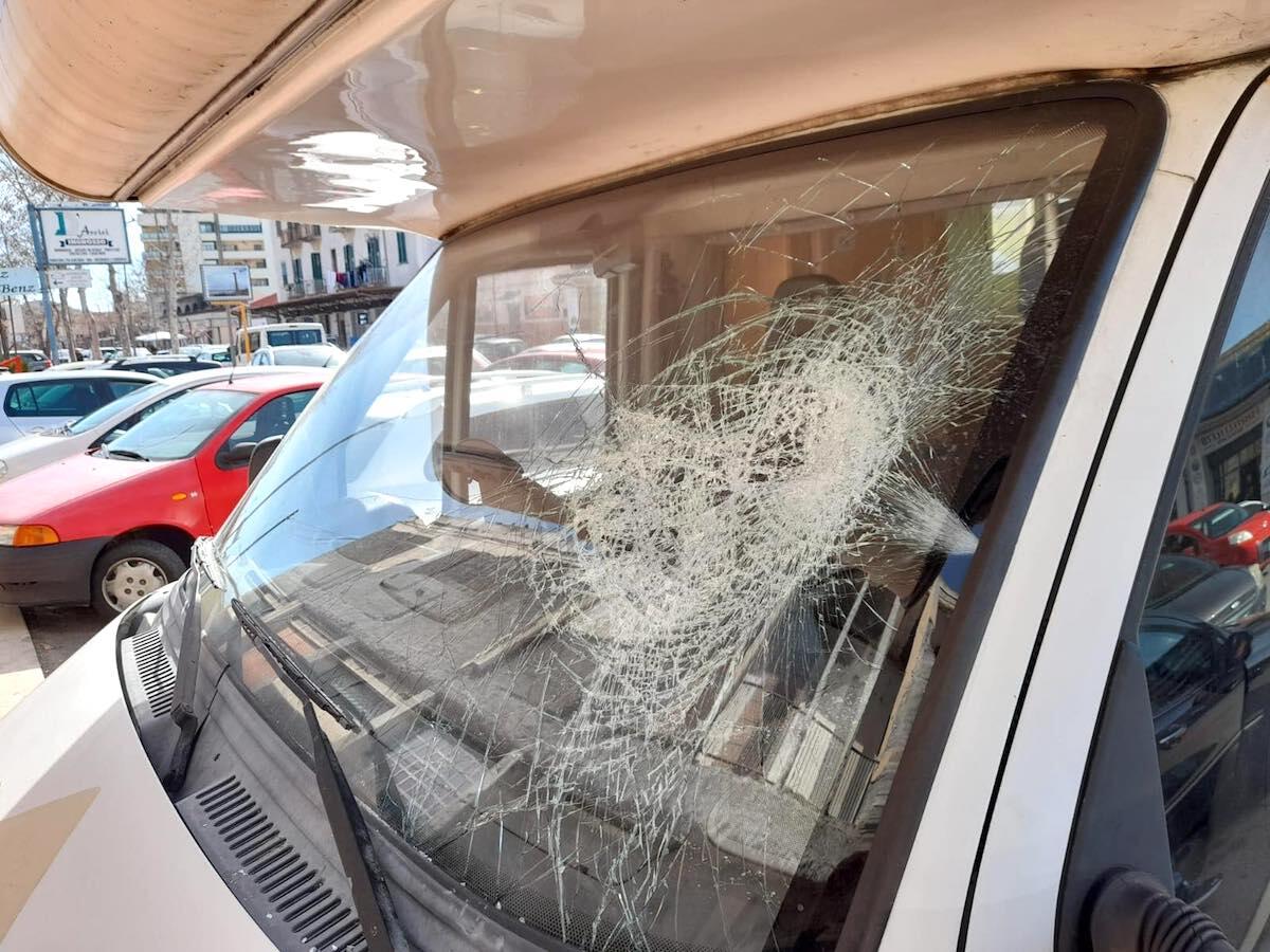 Crotone - Vandalizzato il camper di On the road. I volontari: «Non ci fermiamo» - 