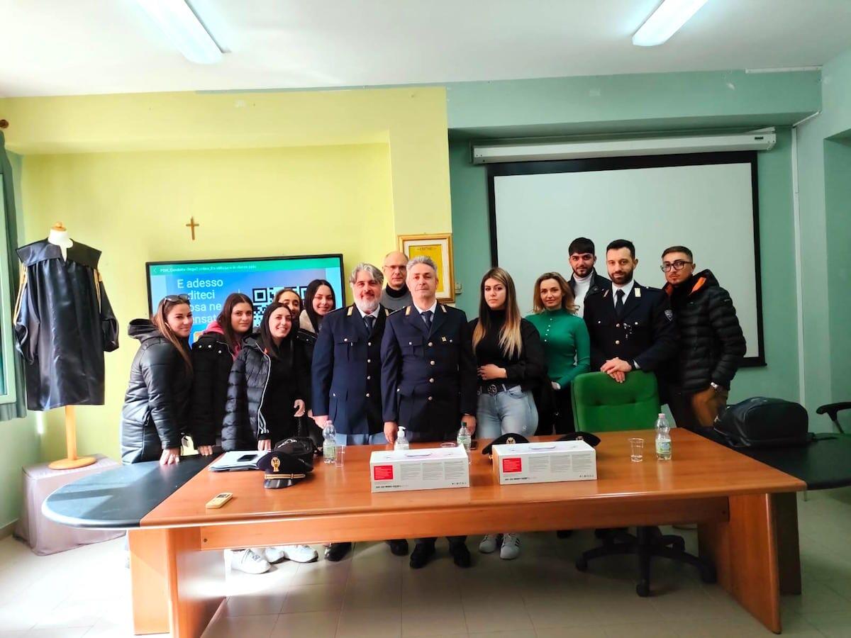 Crotone, la Polizia di Stato incontra i ragazzi del “Barlacchi” - 