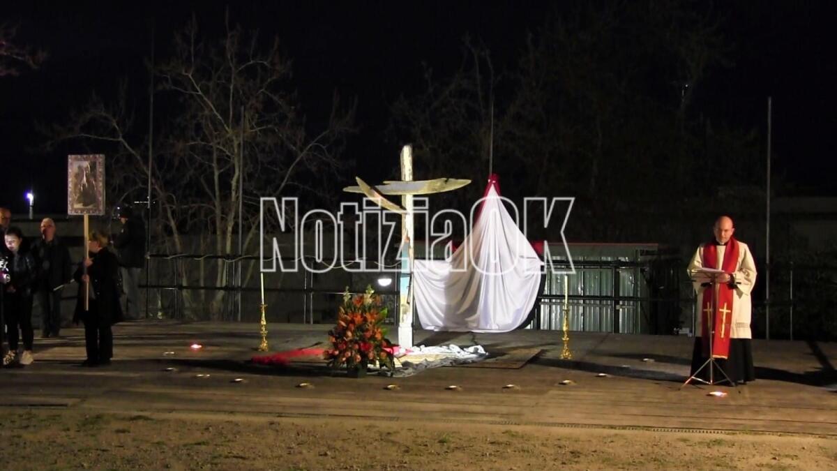Crotone - Nella Via Crucis l'invito a farsi cireneo "degli ultimi e degli immigrati" - 