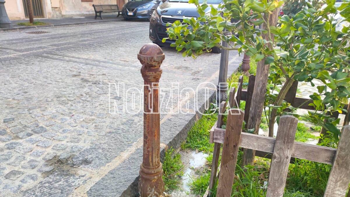 Crotone - Quartieri: in Piazza Castello dissuasori poco dissuasivi - 
