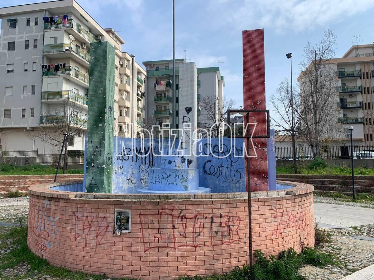 Crotone - Quartieri: Piazza Padri della Patria, un degrado a cielo aperto - 