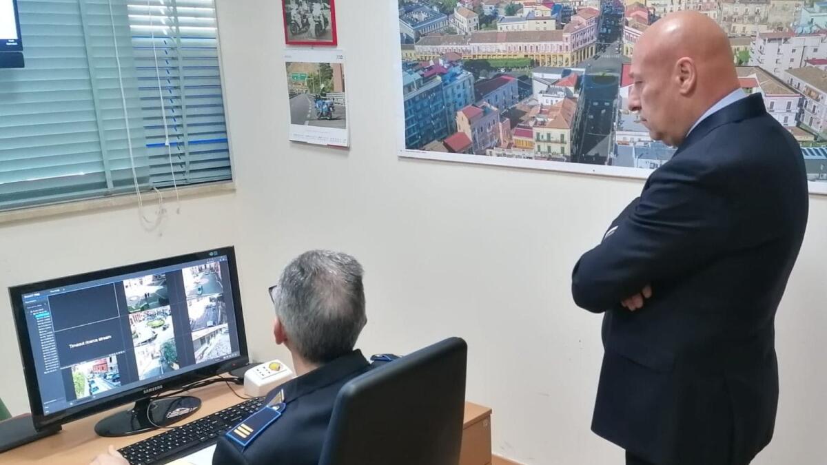 Crotone - I lanciatori dei materassi monitorati dalla polizia municipale - 