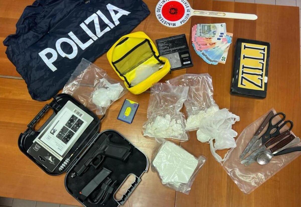 Crotone, rinvenuti 2 kg di cocaina, una pistola e denaro contante: arrestate tre persone - 