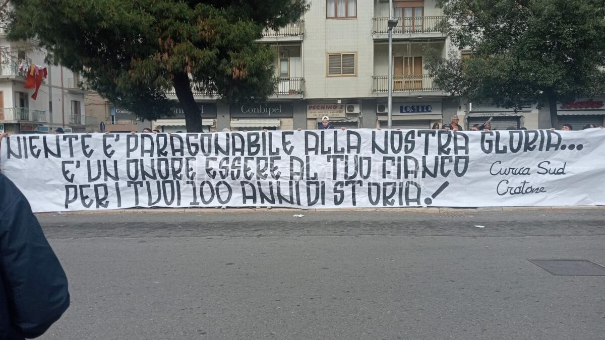 Crotone | Cento anni di storia – I tifosi celebrano i colori rossoblù all'arrivo del Pullman - 