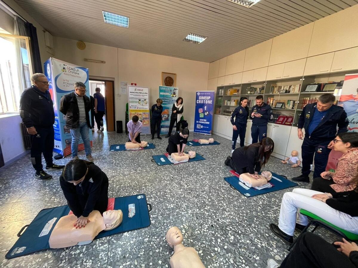 Crotone - Studenti del Donegani a scuola di primo soccorso col Simeup - 