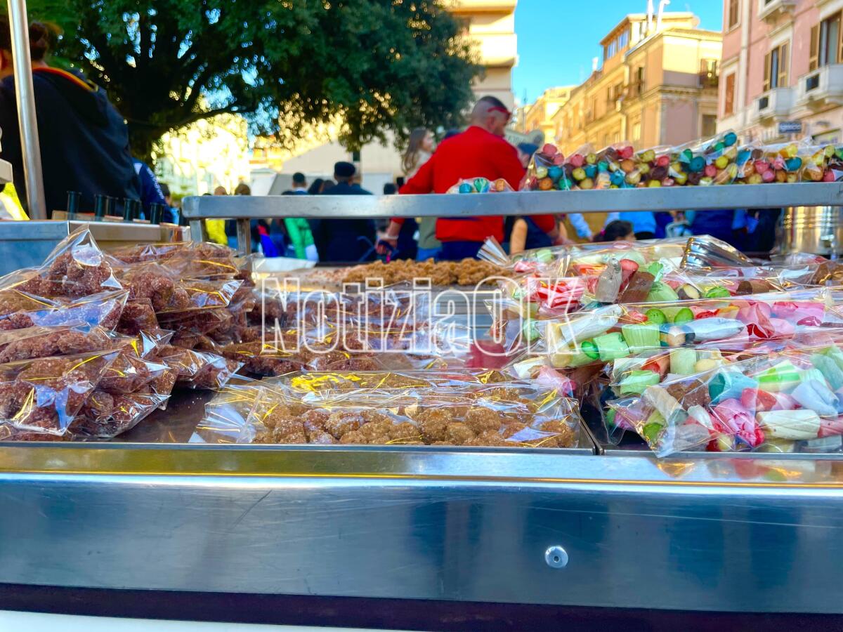 Crotone, i dolciumi e Pulcinella colorano Piazza Pitagora - 
