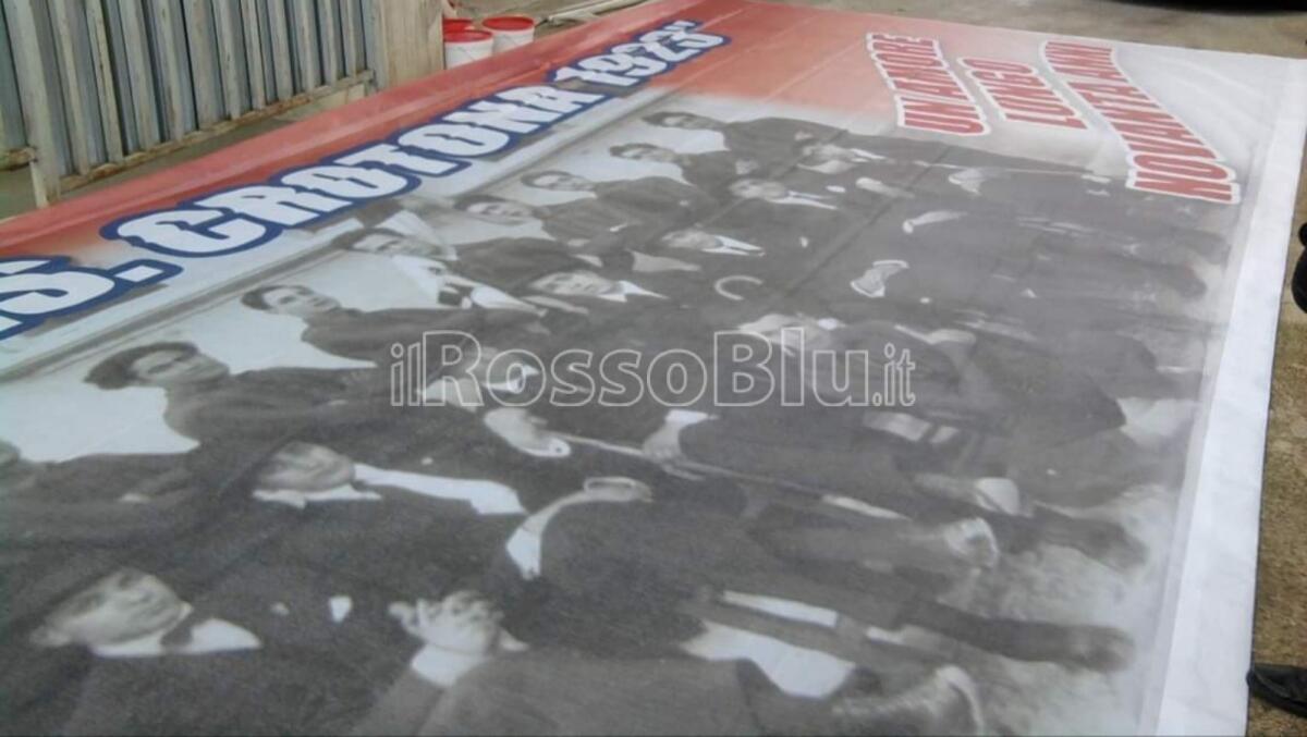Crotone | Ezio Scida: nel 2013 le gigantografie dei tifosi per i 90 anni di storia - 