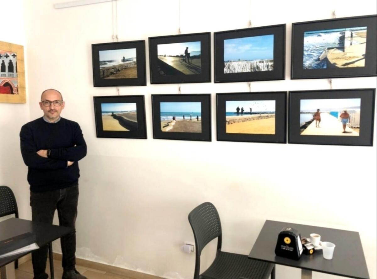 Crotone - Portfolio Cafè, al Bar Lux la mostra “Vite in Passerella” di Fabio Stigliano - 