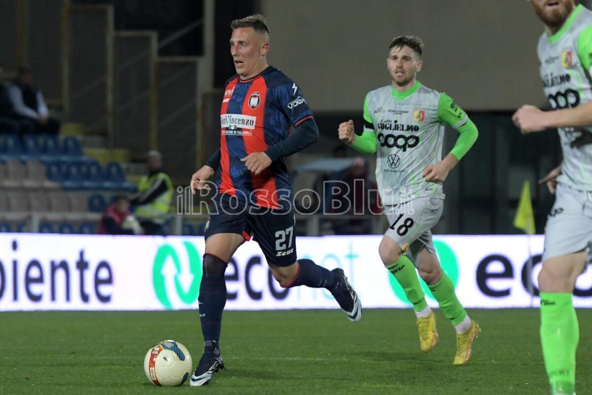 Serie C | Il Crotone supera il Bari dello scorso anno: 22esima vittoria per gli squali - Stadio Ezio Scida
13 Marzo 2023
Lega Pro girone C
Crotone-Catanzaro
In foto: D'Errico e Ghion
