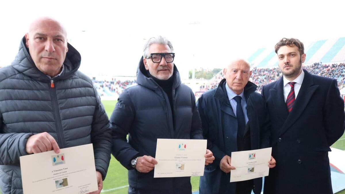Crotone, il lungo applauso dei tifosi ricorda le giovani vittime del naufragio - 