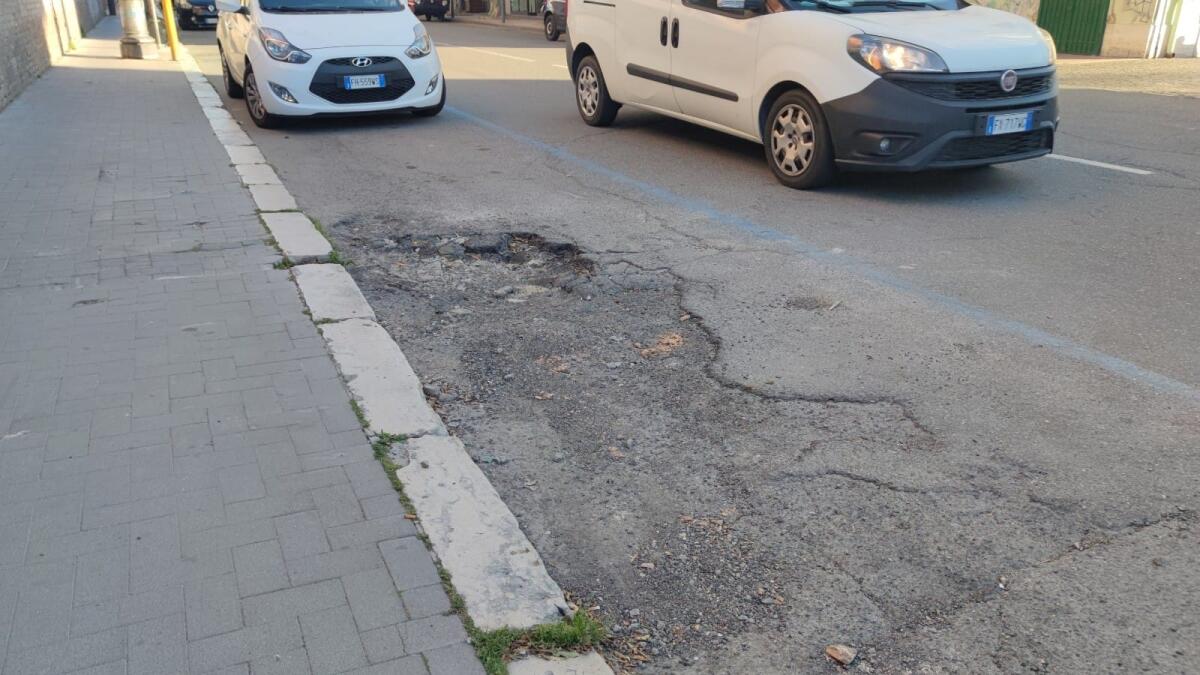 Crotone - Quartieri: in via Nuova Poggioreale strisce blu con buche sempre più grandi - 