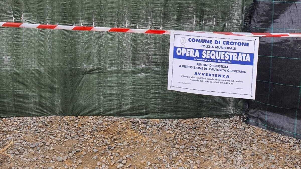 Crotone, sequestri per abuso edilizio: alzati muri di cinta e verande senza permessi - 