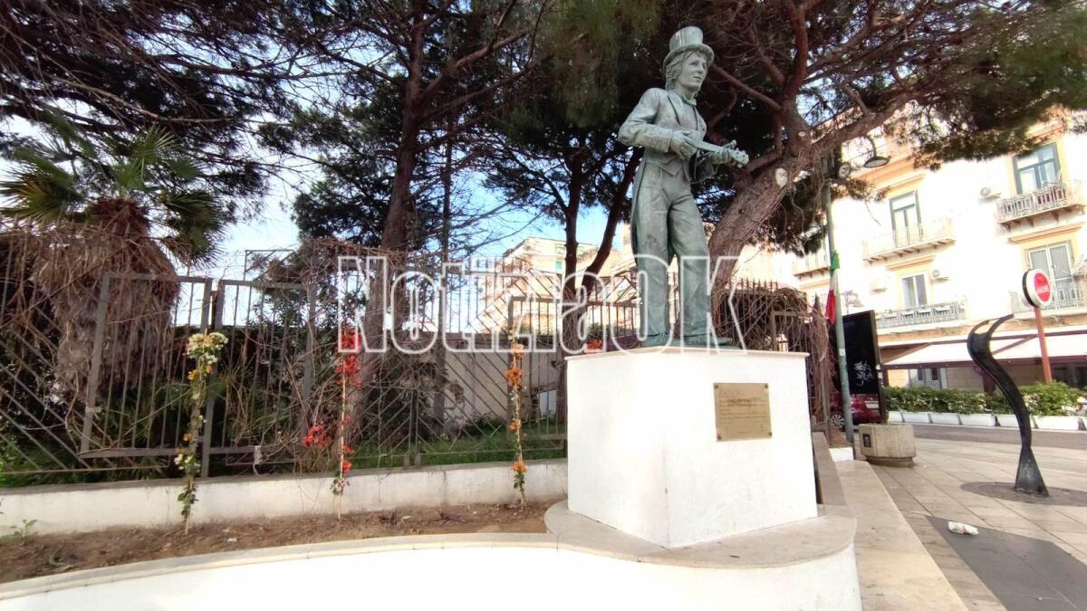Crotone - Quartieri: in Piazza Rino Gaetano spuntano i fiori - 
