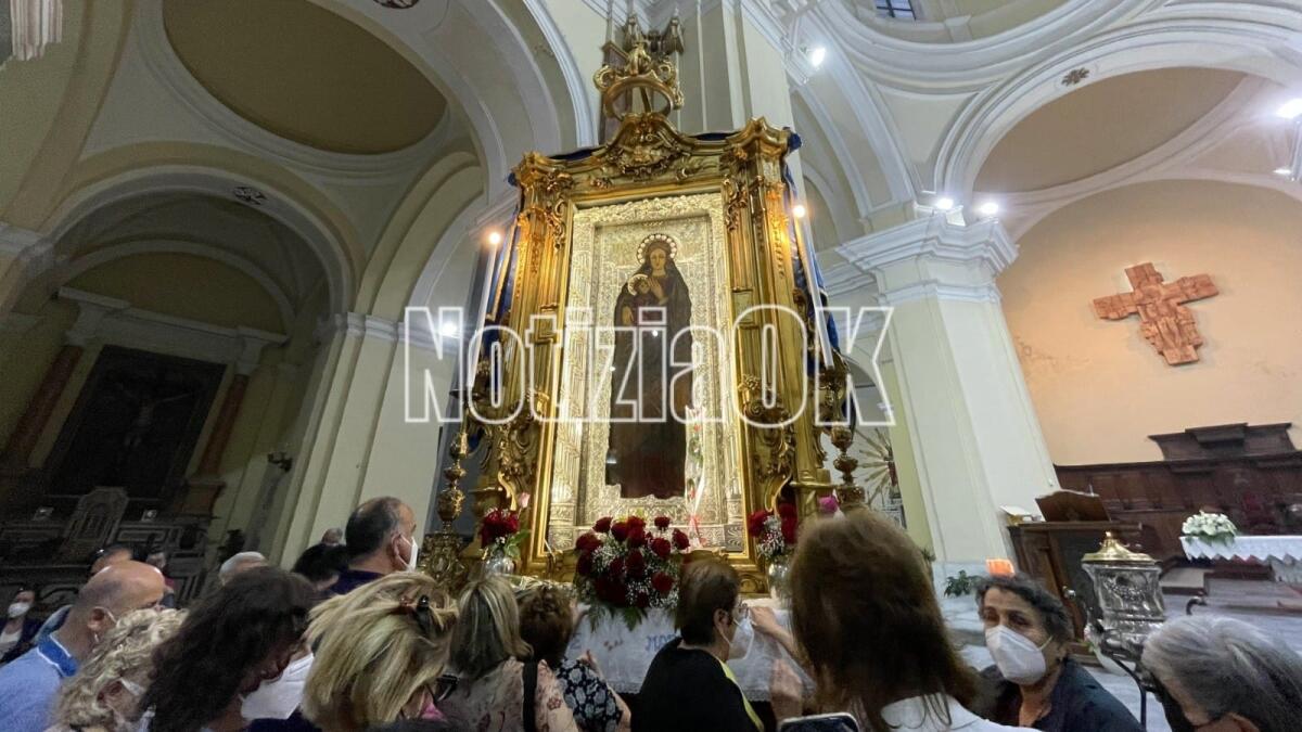 Crotone in attesa del tradizionale bacio al quadro della Madonna di Capo Colonna - 