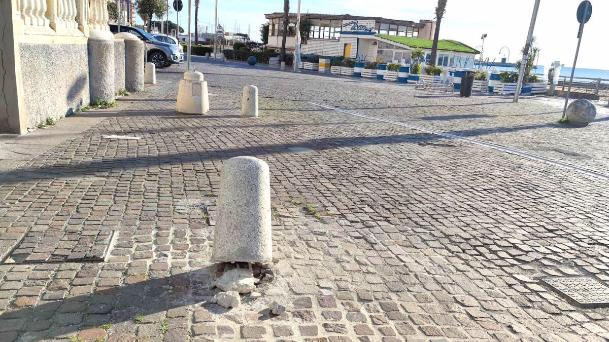 Crotone - Quartieri: in Piazza Gramsci dissuasori bersagliati - 