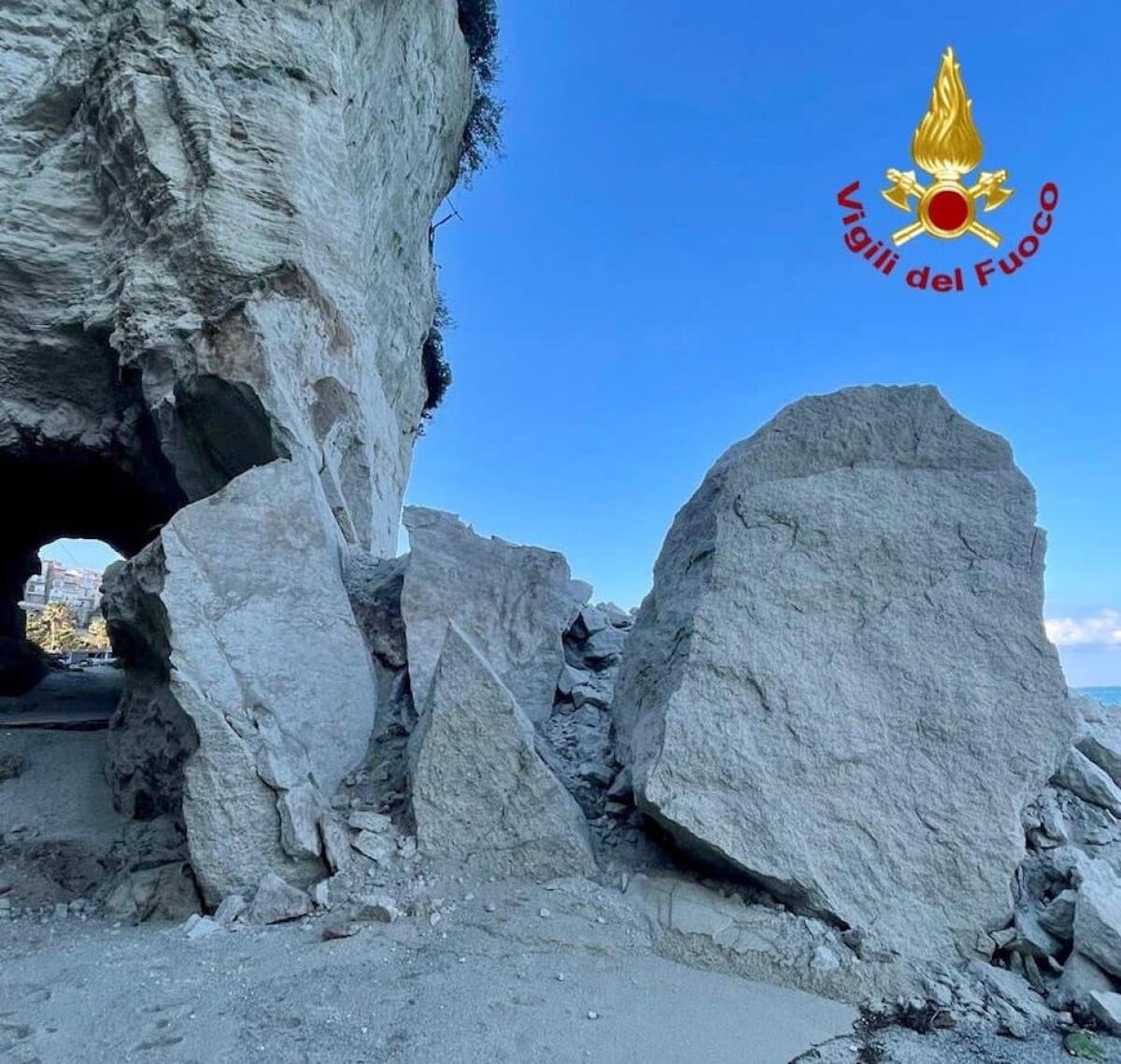 Tropea (VV) - Crolla una parte del costone a picco sul mare - Fonte Agenzia Dire