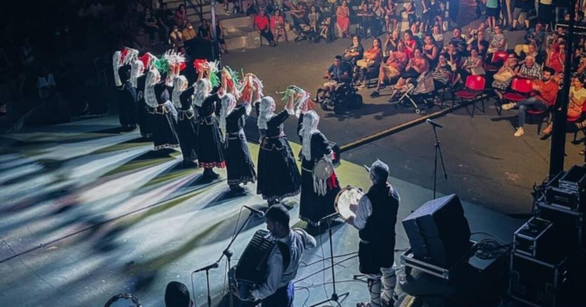 Isola di Capo Rizzuto, in Piazza del Popolo si esibisce il Gruppo Folk "Magna Graecia" - 
