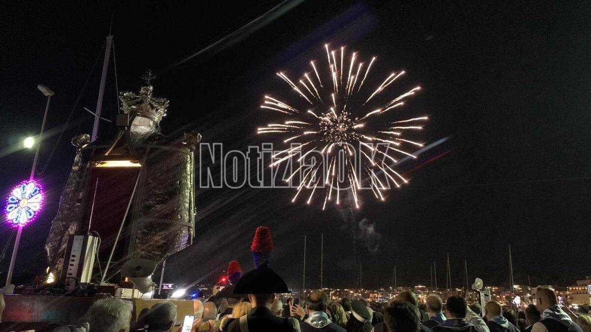 Crotone - Uno spettacolo di luci per il ritorno del Quadricello della Madonna - 