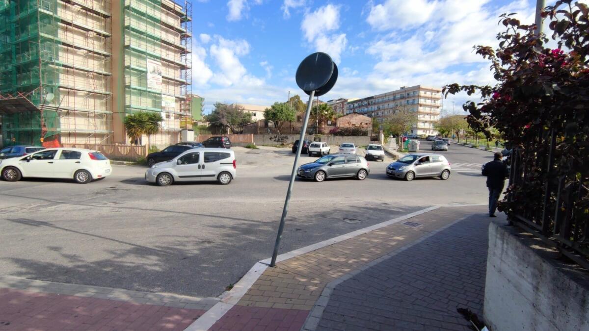 Crotone - Quartieri: strane segnaletiche in via Leonardo Gallucci - 