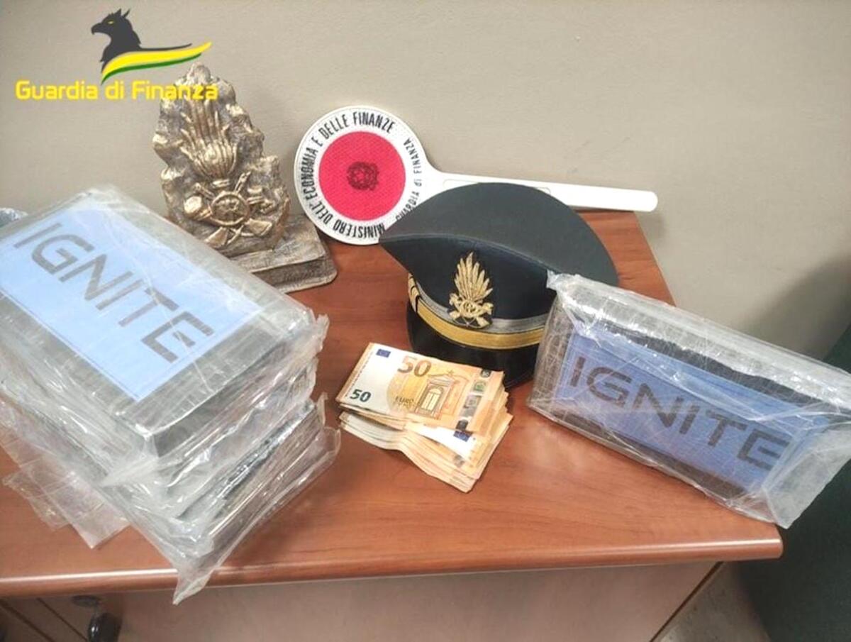Operazione della Guardia di Finanza in Calabria: arrestato corriere con oltre 5 kg di cocaina -