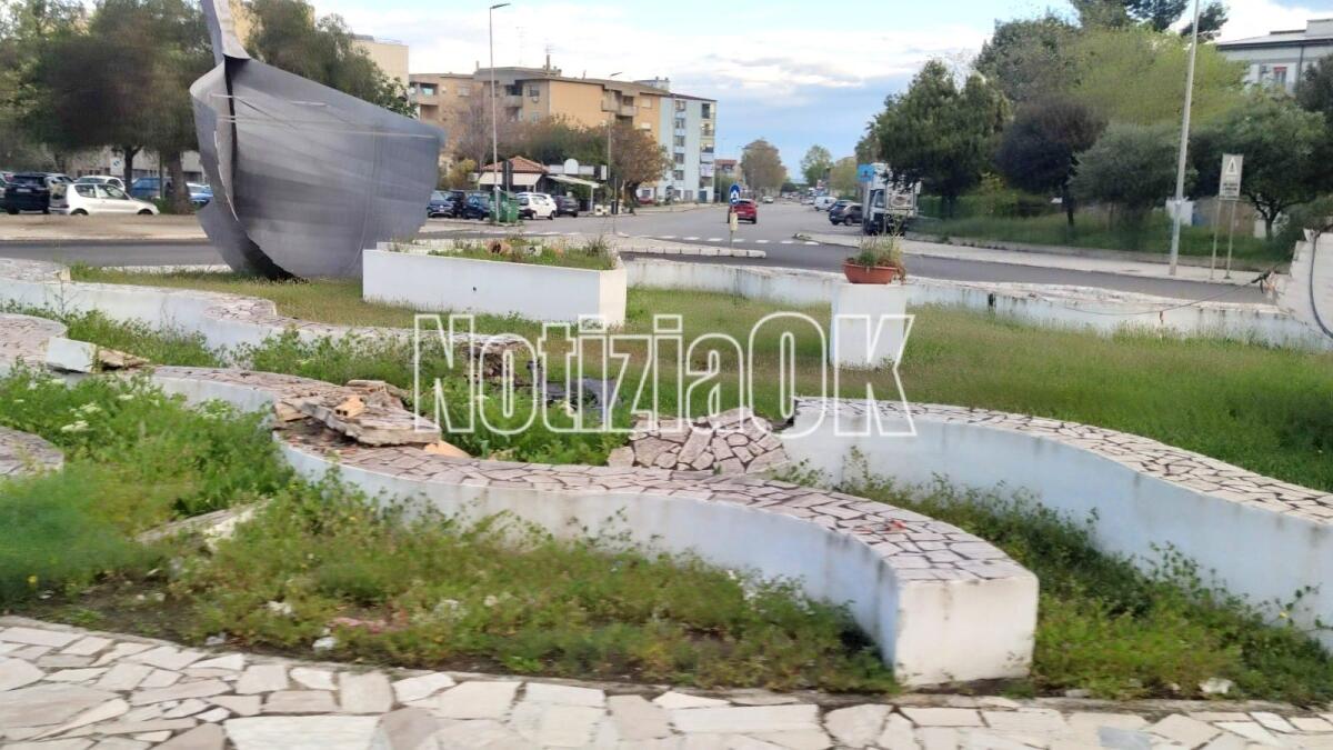 Crotone - Quartieri: Piazza Caputi: la barca rimane "affondata" - 