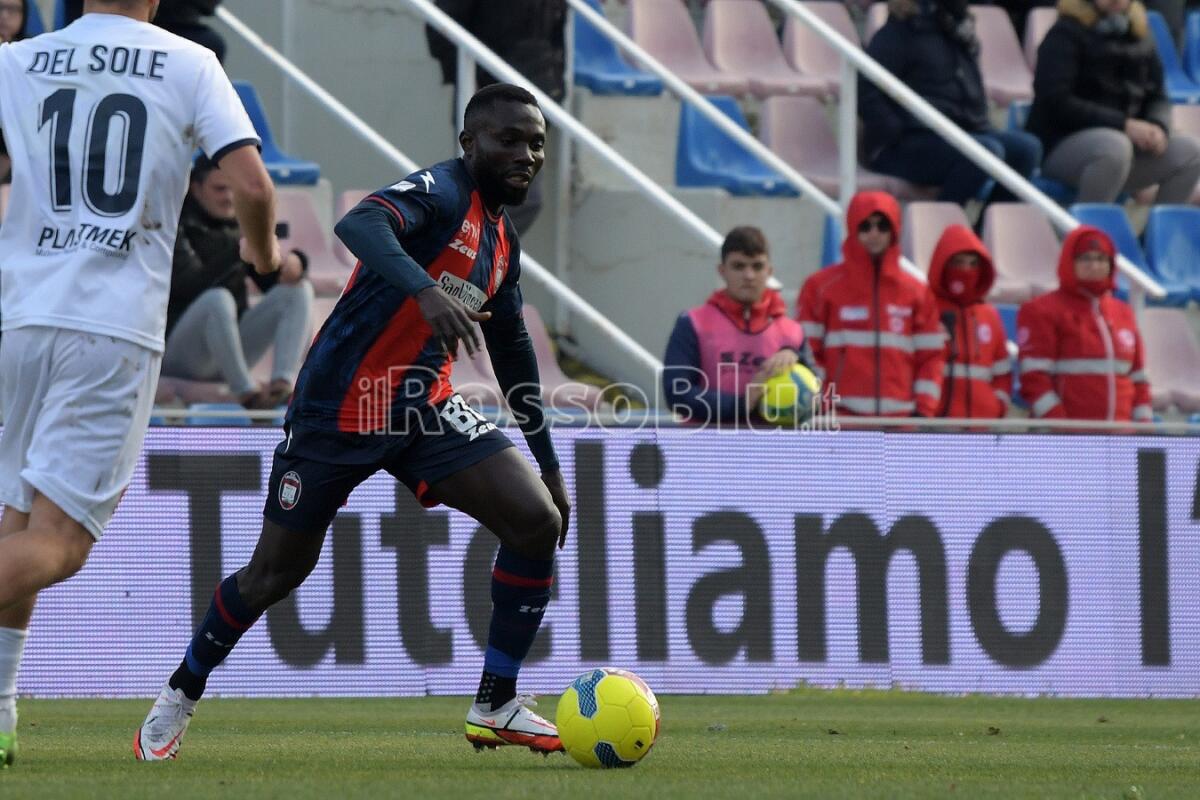 Così all’andata | #CerignolaCrotone 0-1: decide una rete di Awua - Crotone - Theophilus Awua
