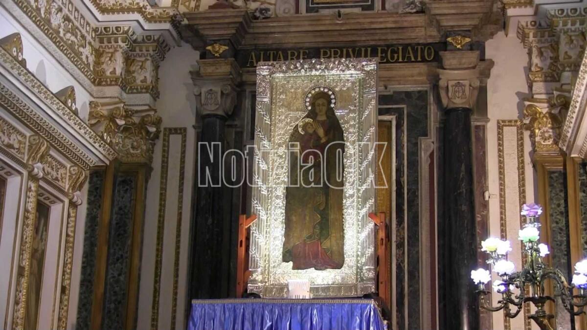 Crotone - Con la tradizionale "calata" inizia il mese mariano. Gli appuntamenti in Duomo - 