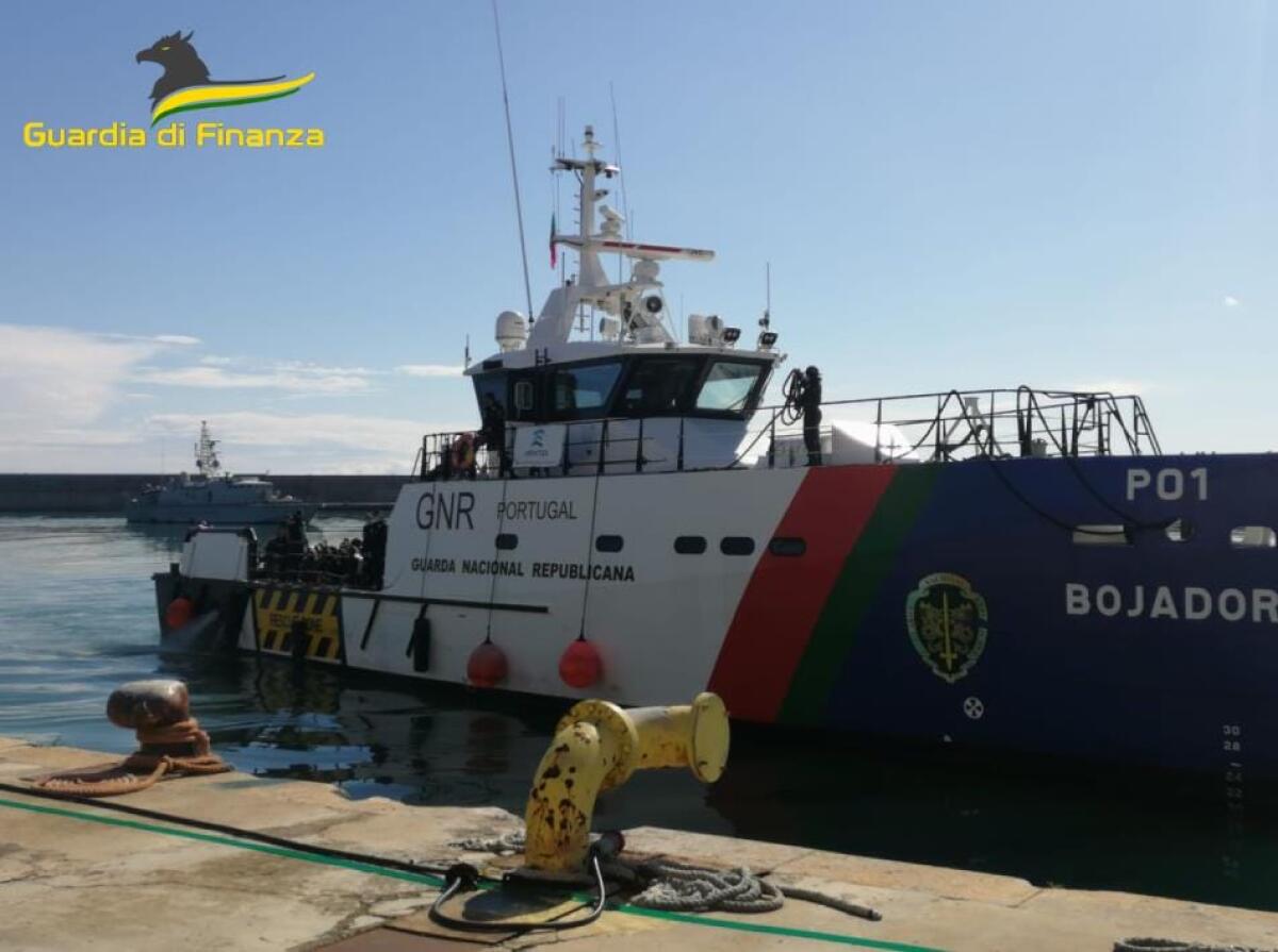 Crotone, motoryacht con 161 migranti: individuati tre presunti scafisti - 