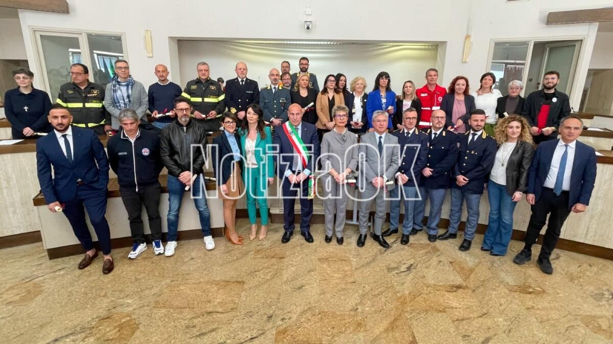 Crotone, consegnate le benemerenze civiche ai volontari della "città dell'accoglienza" - 