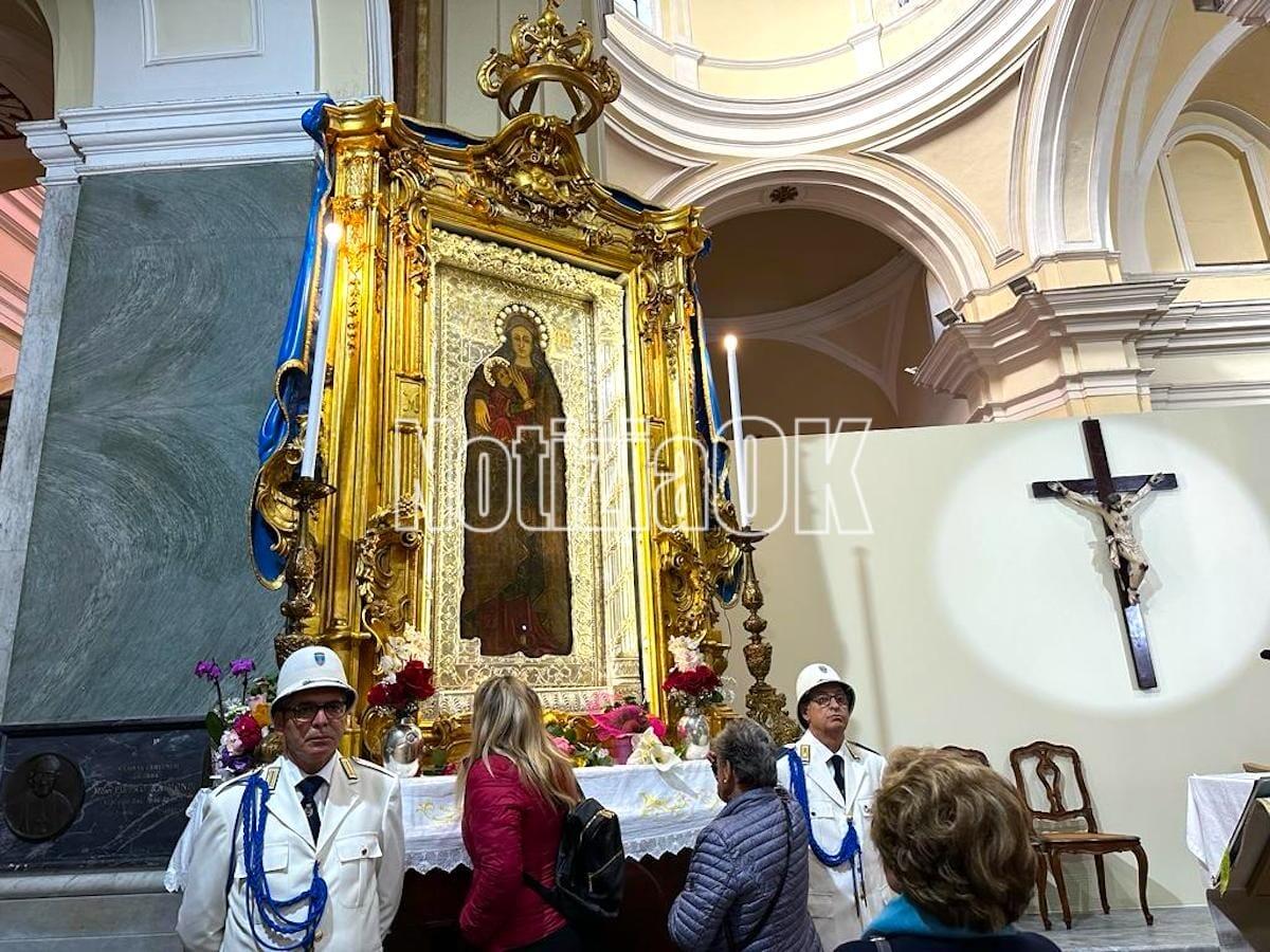 Crotone - Un fiore per la Madonna di Capo Colonna: l'iniziativa in Duomo - 