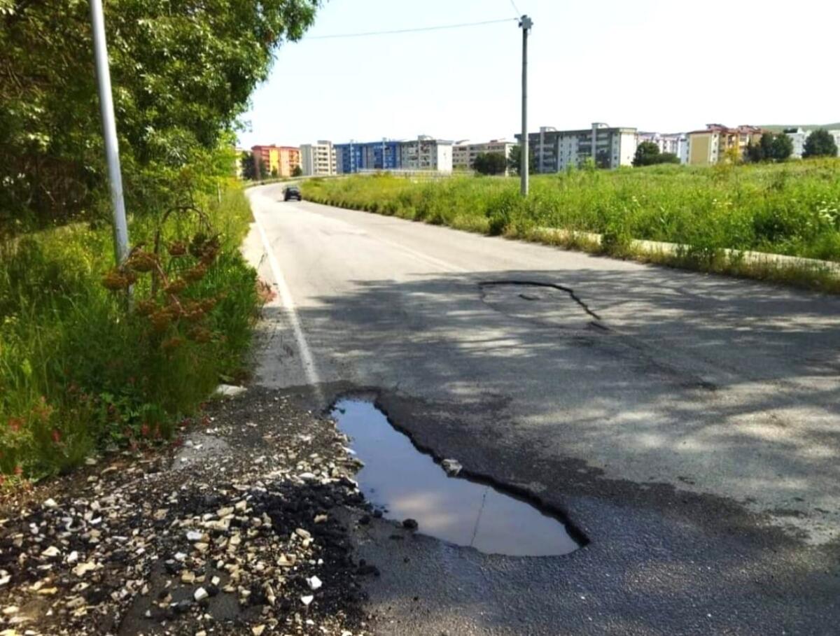 Nei quartieri di Crotone: una strada di "buche" a Trafinello - 