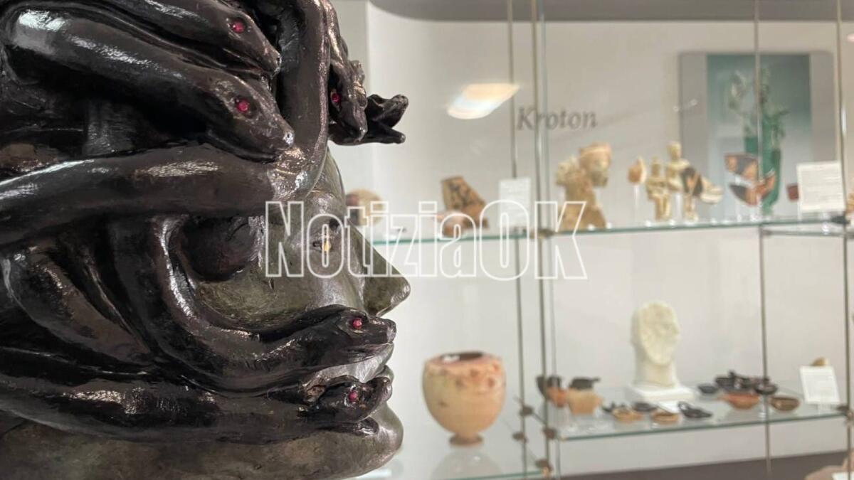 Tanti visitatori per la mostra “Rara Avis - Olò ghiru tu Kròton” di Antonio Affidato - 