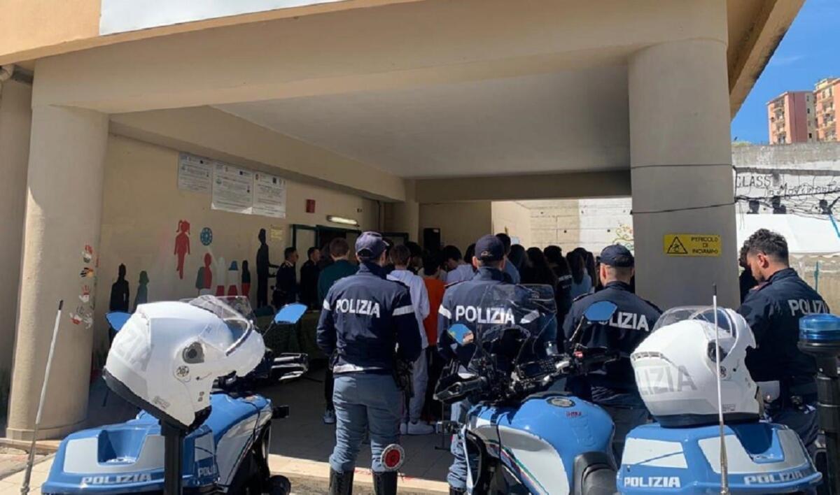 Crotone, la Polizia di Stato incontra gli alunni dell’Istituto “Anna Frank” - 
