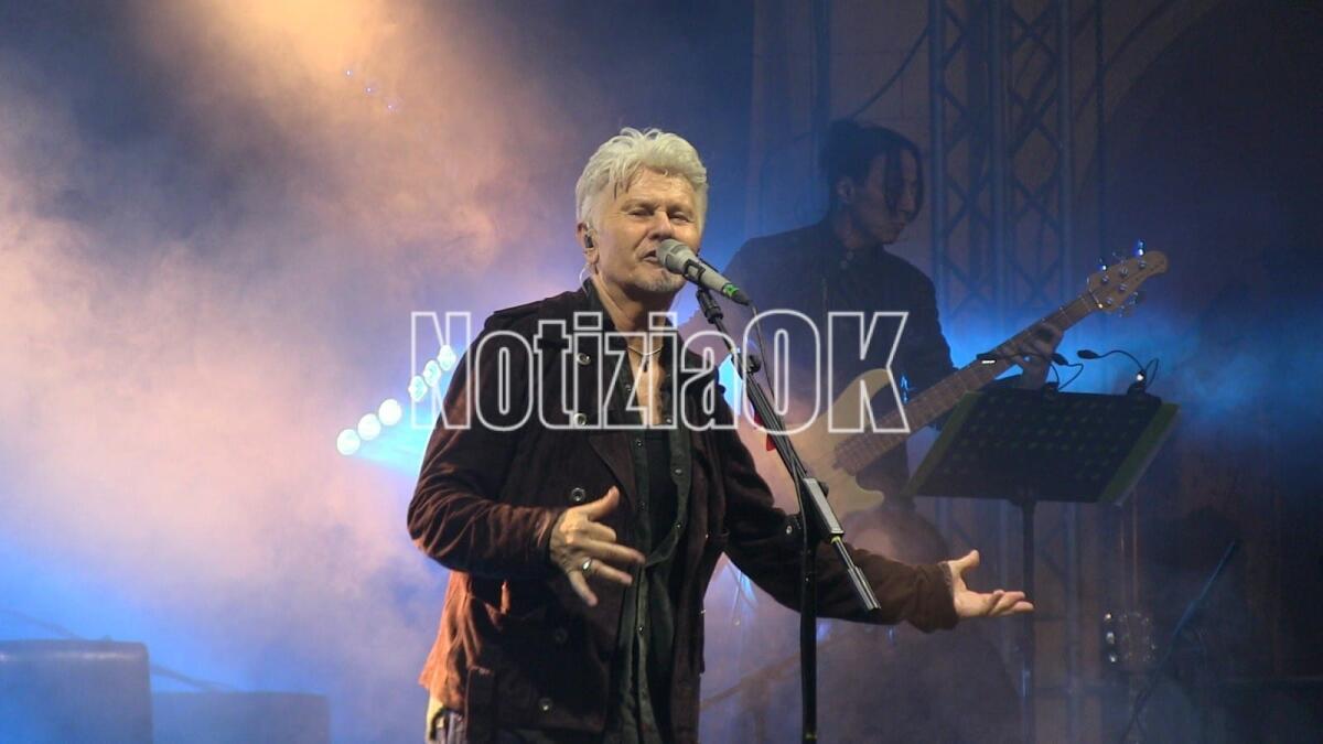 Crotone - Quella carezza di Ron in una "Piazza Grande" - 