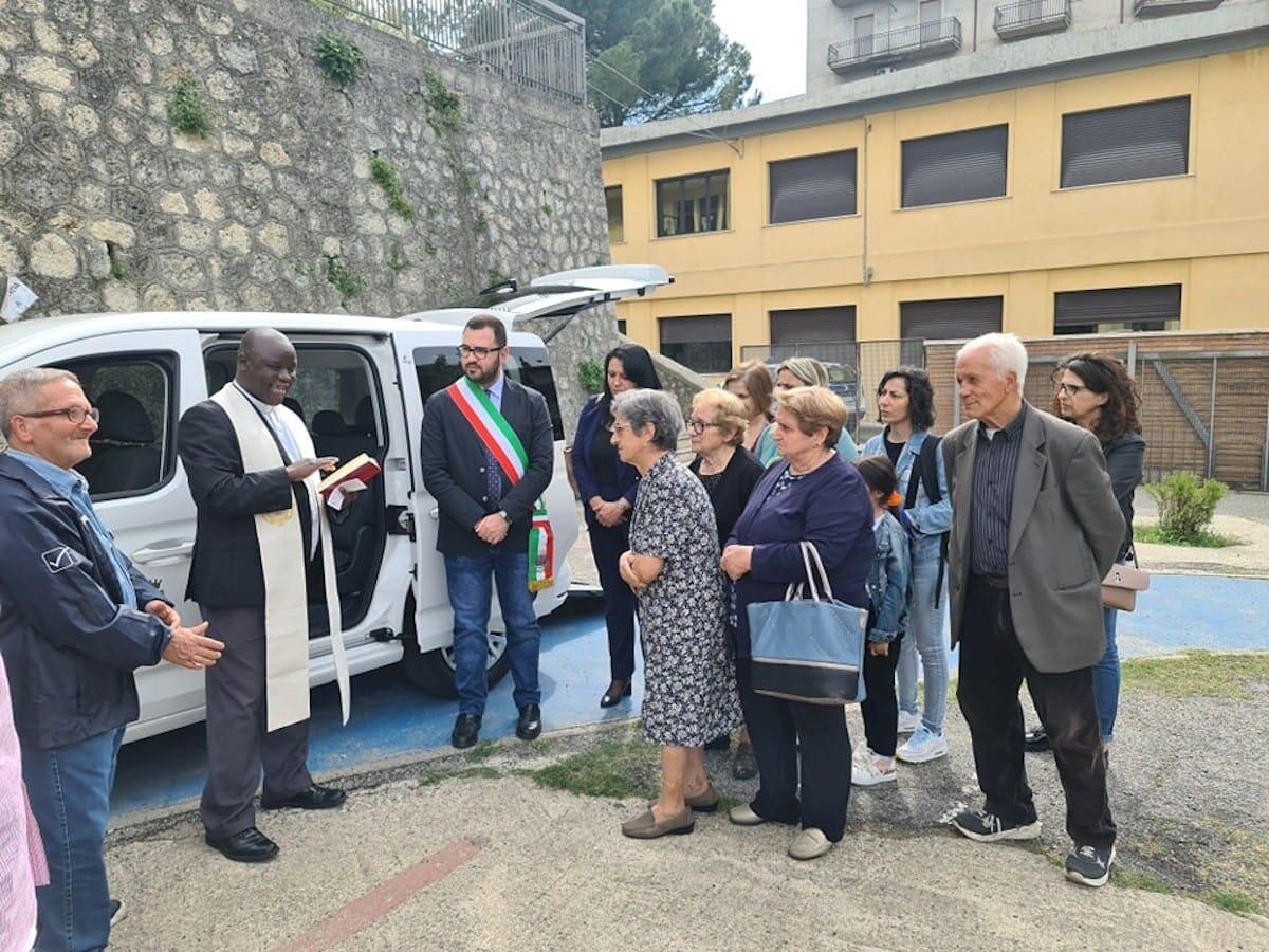 Petilia Policastro, un nuovo servizio: arrivato il mezzo per l'assistenza alle persone fragili - 