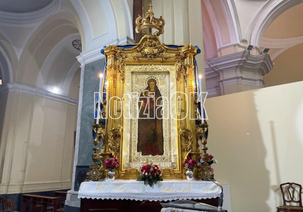 Crotone - Con l'offerta del cero votivo la città ai piedi della Vergine di Capo Colonna - 