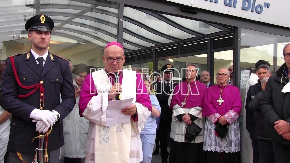 Crotone - Monsignor Panzetta: «La cura di chi soffre comporta una rinascita dall'alto» - Il momento di preghiera all'Ospedale
