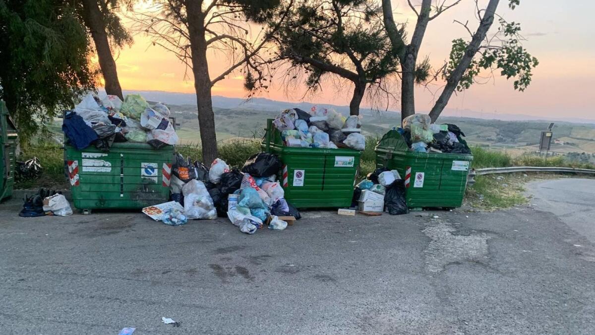 Crotone - Ritorna il caldo e il problema dei rifiuti, Antonio Megna chiede interventi urgenti - 