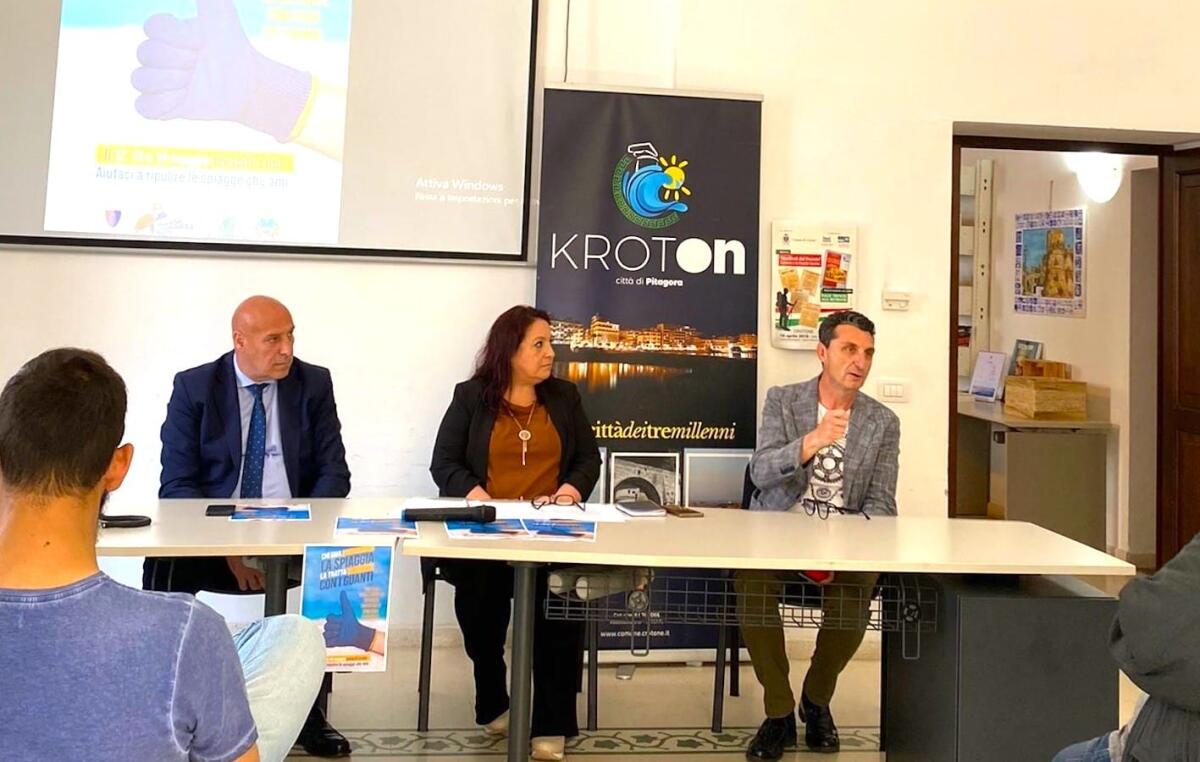 Crotone, "Spiagge pulite" con i ragazzi di Crotone - 