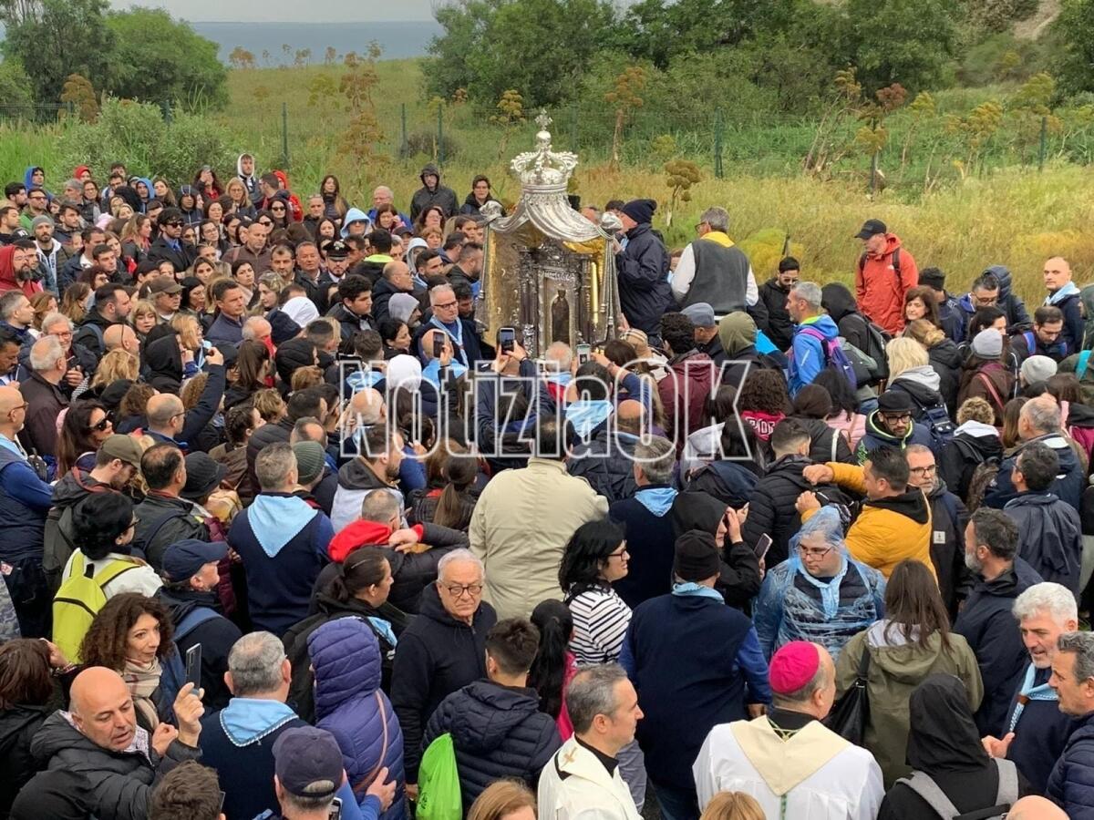 Crotone - Quelle pietre, una sopra l'altra, che legano i pellegrini a Maria - 