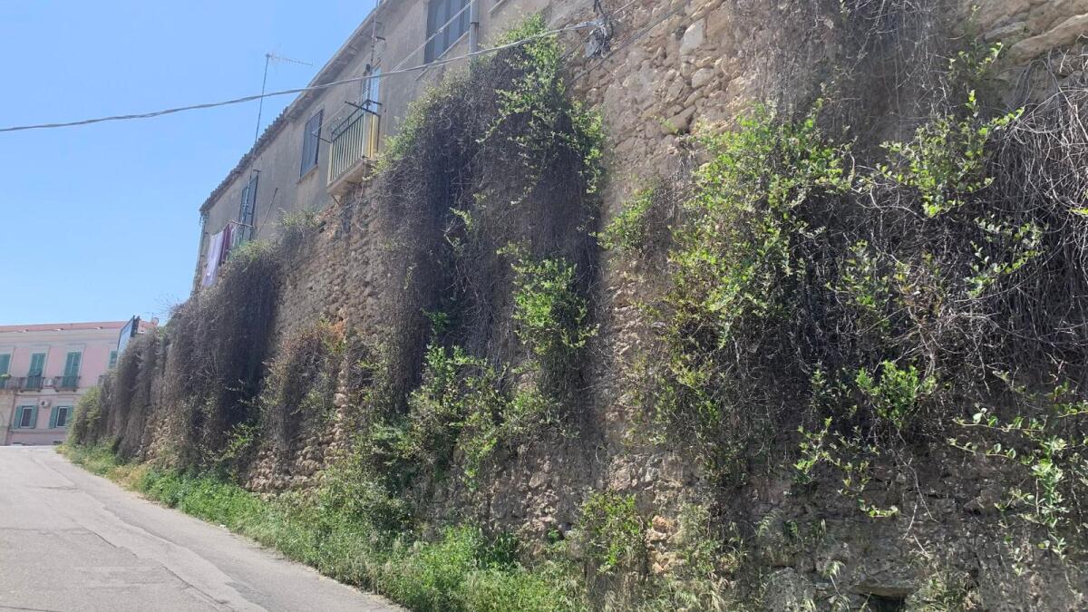 Lo Sapevi? Esiste solo una prova vivente dell'antica Acropoli di Kroton - Discesa Conigliera